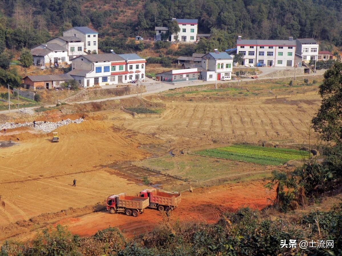 土地流转后农民有权收回土地吗（土地流转后土地是谁的？遇到这2种情况农民可以收回土地）